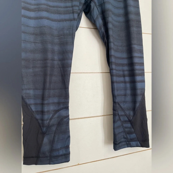 Lululemon Run Inspire Crop Luxtreme Size 6 - Picture 2 of 7